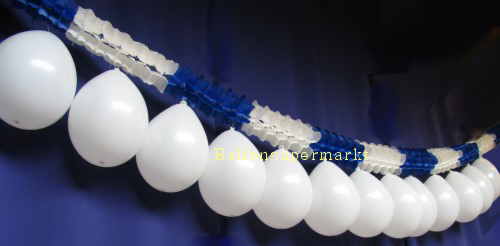 Blau-Weiße Girlande mit weißen Luftbalons